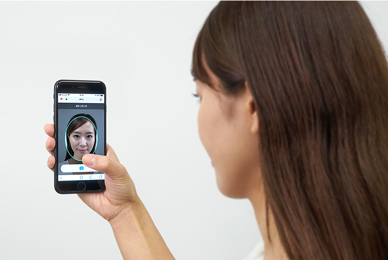 申請者本人の顔正面画像をスマートフォンのカメラで撮影。申請者本人の首振り動画を続いて撮影